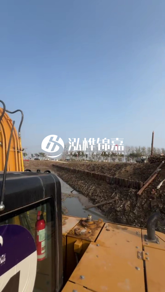 三門峽挖機(jī)打木樁專業(yè)施工-松木樁打樁木價(jià)格含運(yùn)輸成本嗎？